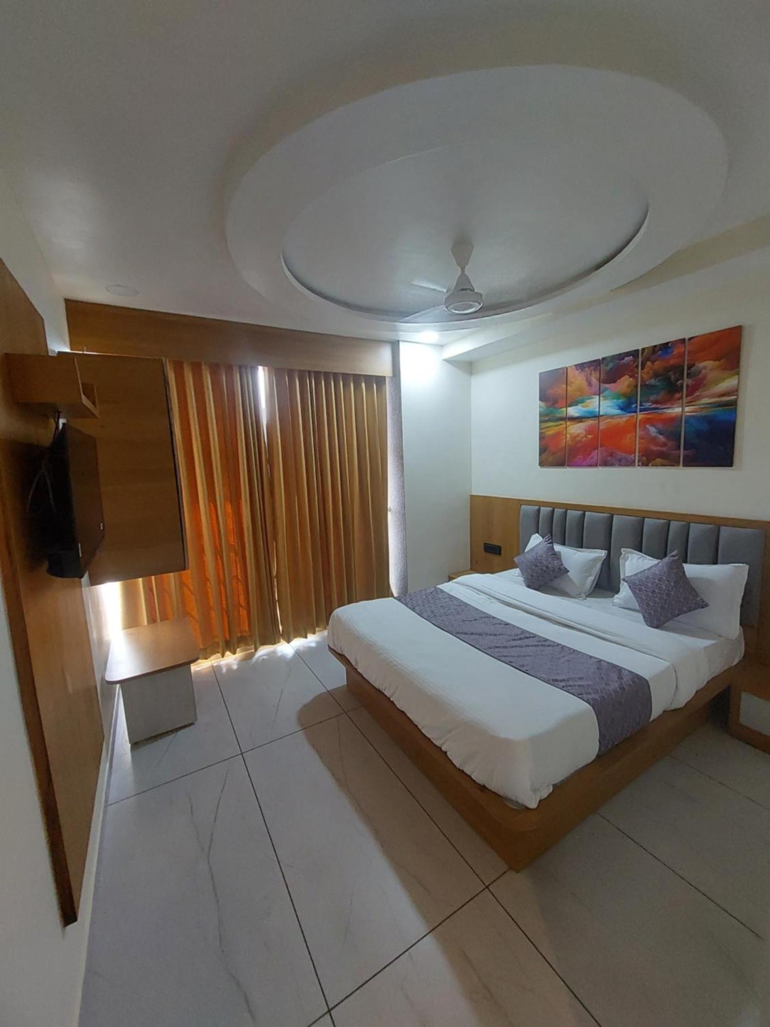Hotel R K Villa Ahmedabad Exterior photo