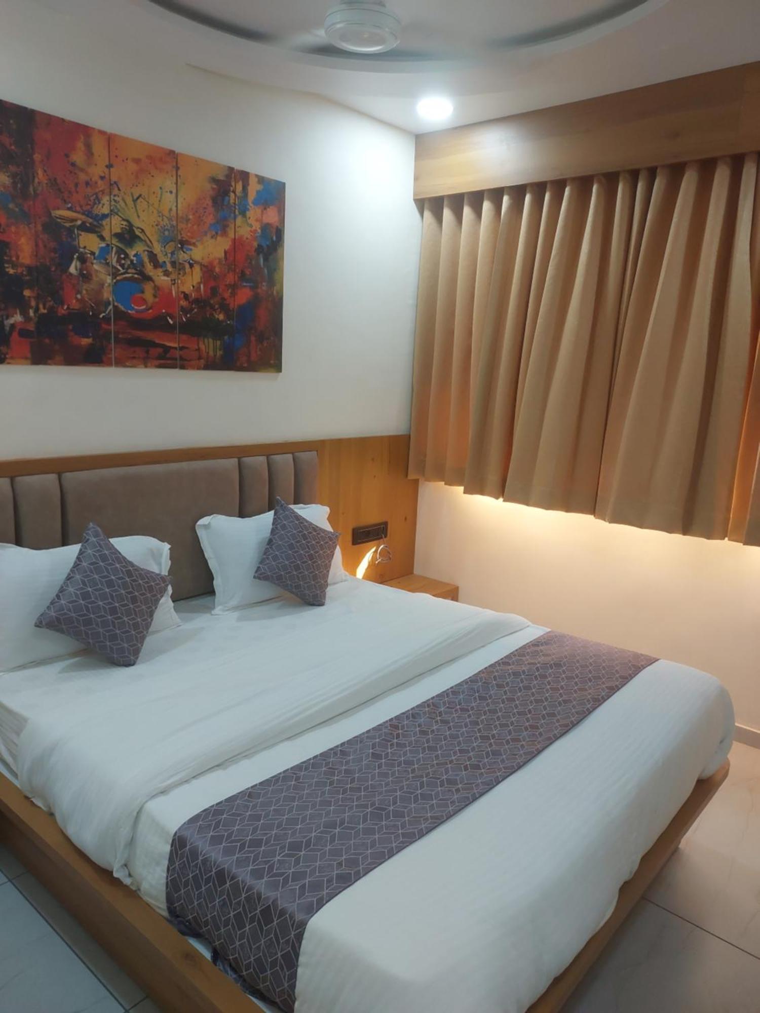 Hotel R K Villa Ahmedabad Exterior photo